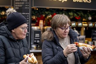 Vánoční trhy pod lupou: kolik letos stojí svařák, punč a langoš napříč městy - Novinky